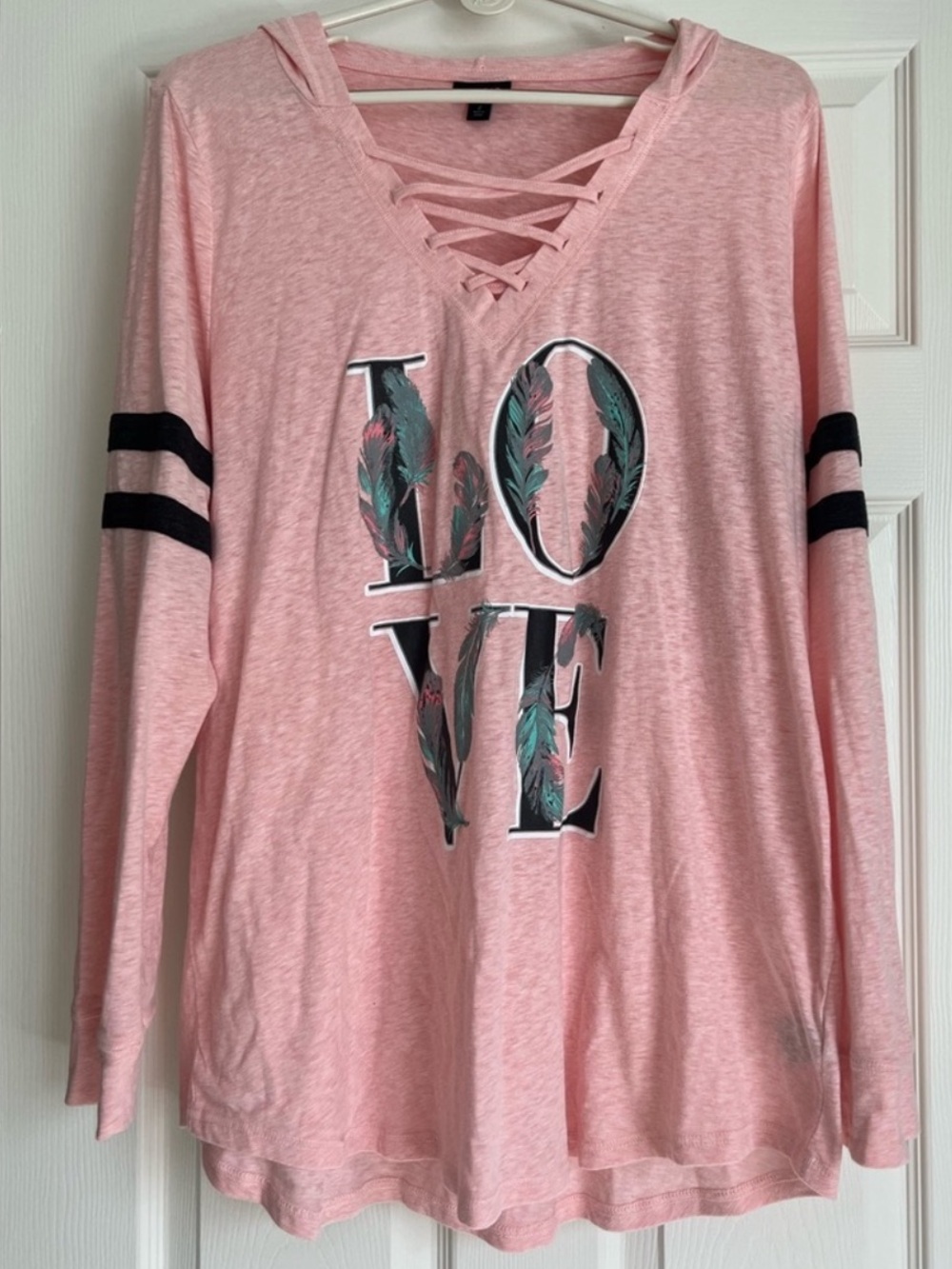 TORRID 🪶 PINK & BLACK LOVE/FEATHER LONG SLEEVE LACE-UP HOODED TSHIRT Women 2X